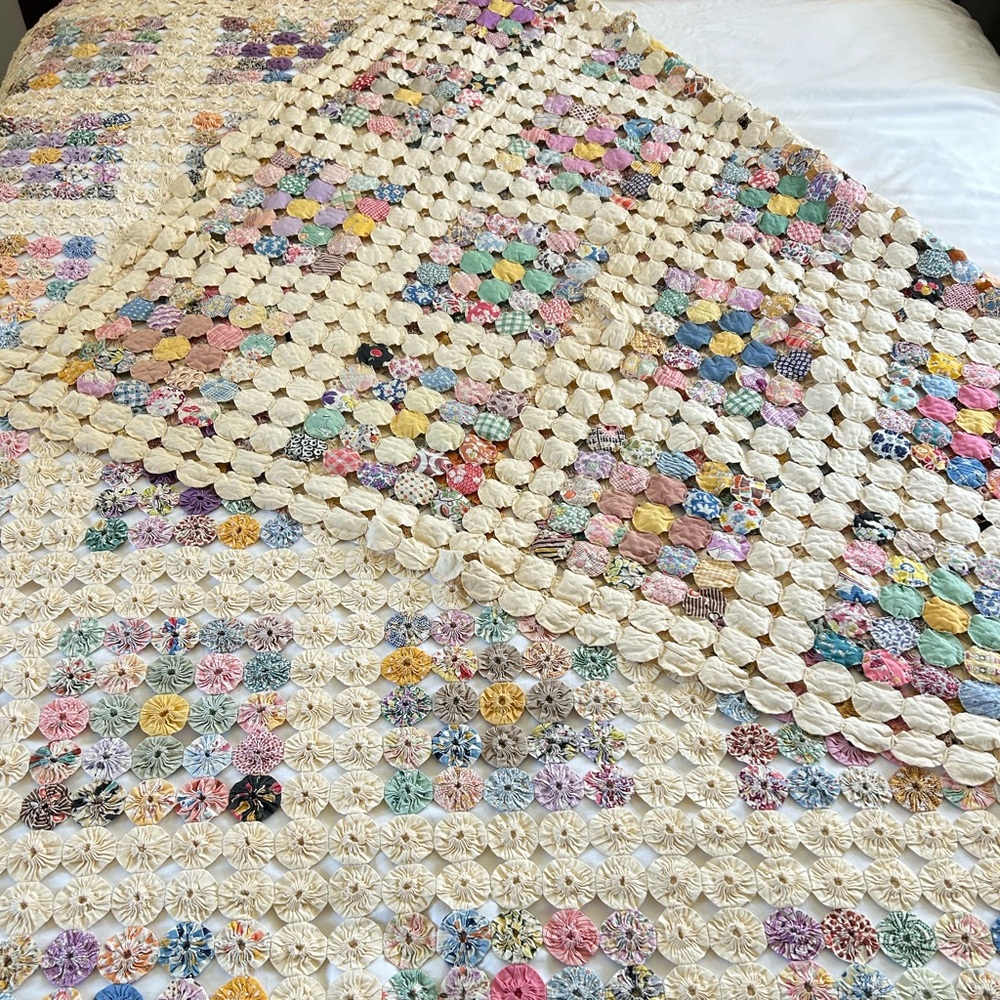 Beautiful early 1900’s YoYo quilt throw🫢